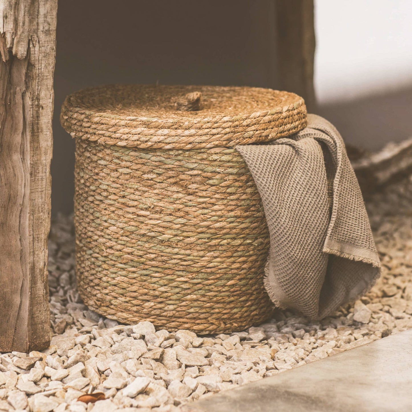 830 - Seagrass Basket with lid: Medium