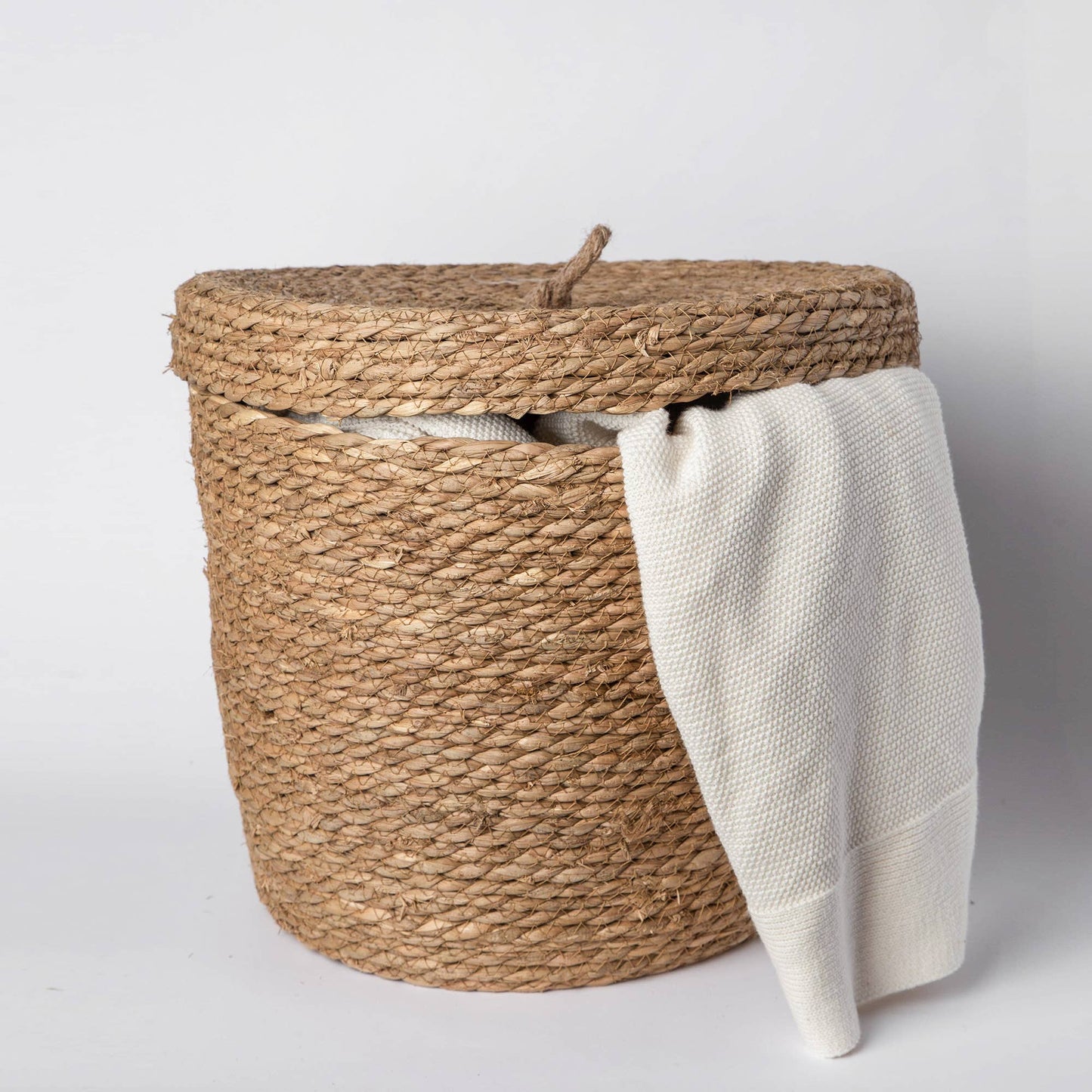830 - Seagrass Basket with lid: Medium