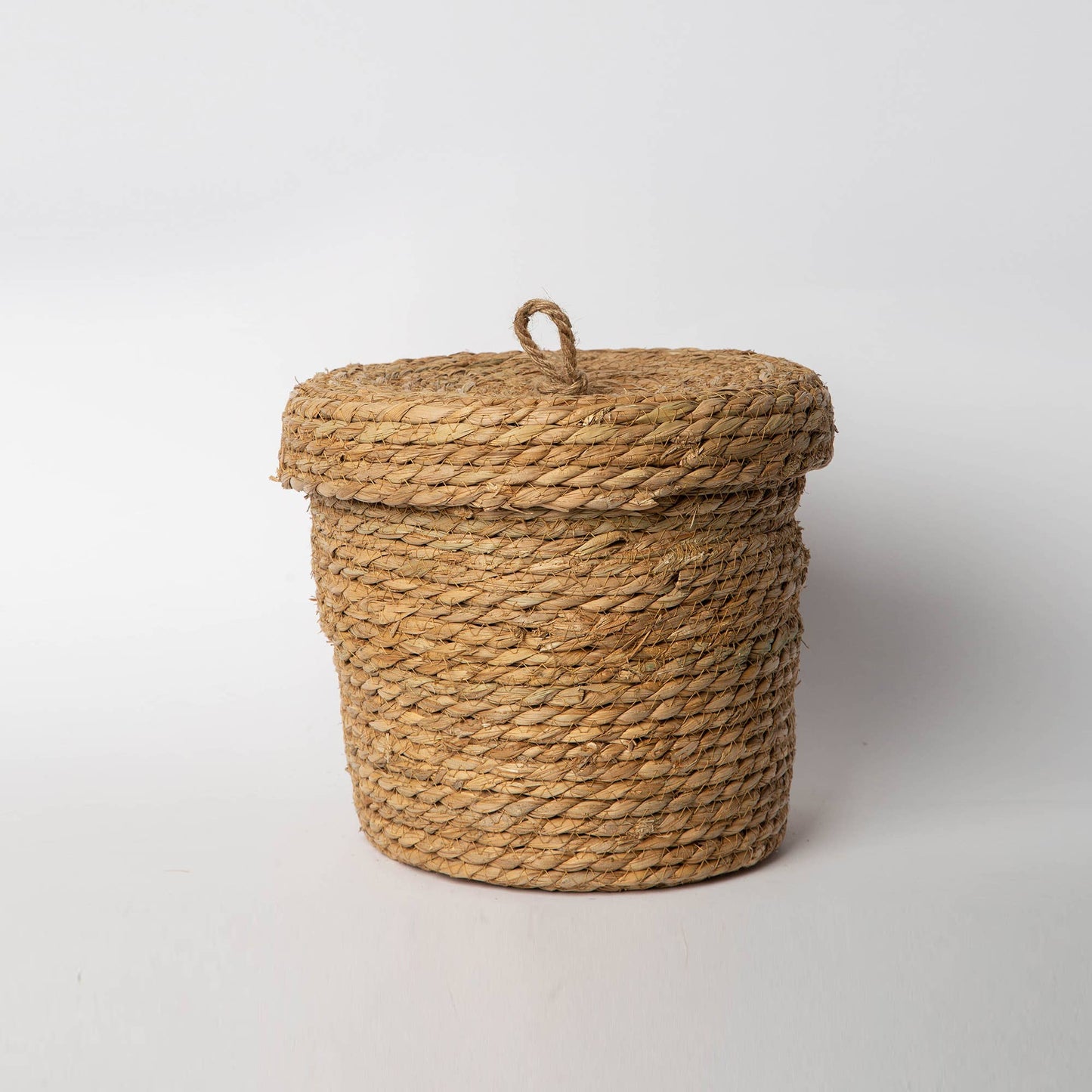 830 - Seagrass Basket with lid: Medium